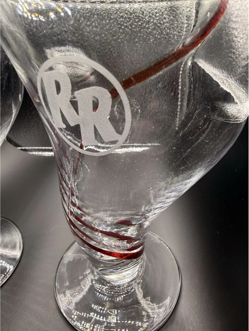 Red Robin Set of 2 16 oz Clear Glass Beer Glasses Red Swirl RR Logo Decorated